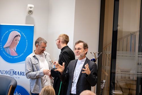 EB Grünwidl bei einer Livesendung Radio Maria / Erzdiözese Wien/ Schönlaub, Stephan Schönlaub EB Grünwidl bei einer Livesendung Radio Maria