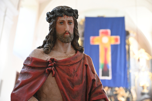 Jesusstatue vor dem Fastentuch in Asparn/Zaya / https://medien.markus-goestl.at Jesusstatue vor dem Fastentuch in Asparn/Zaya